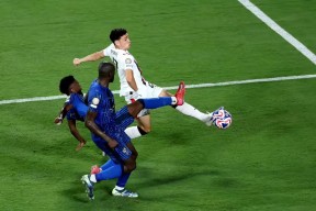 开云体育官方网-巴塞罗那发布备战花絮，集结日手感冰凉，欧超杯任务艰巨，数据趋势出现新变化(巴塞罗那对阵皇家马德里)