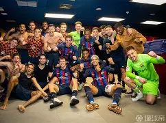 关于荷甲今夜再迎强敌；巴塞罗那防线松动；主帅态度：气氛紧张；更衣室氛围转暖的信息